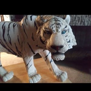 Large centerpiece white tiger